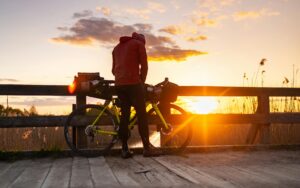 Cycliste en gravel préparant une aventure bikepacking longue distance