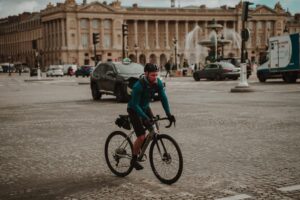 Passionnés de cyclisme outdoor suivant des récits d’aventure sur des médias digitaux