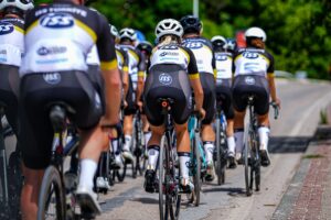 Cyclistes utilisant des plateformes digitales pour apprendre et s’inspirer