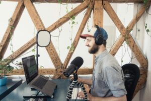 Cycliste enregistrant un podcast et une vidéo pour partager une aventure outdoor