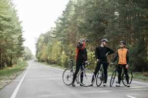 Cyclistes partageant leurs aventures à vélo grâce aux médias digitaux et au streaming
